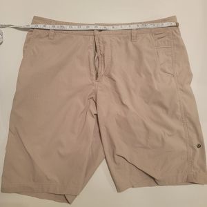 Lululemon mens flat front khaki shorts size 36
